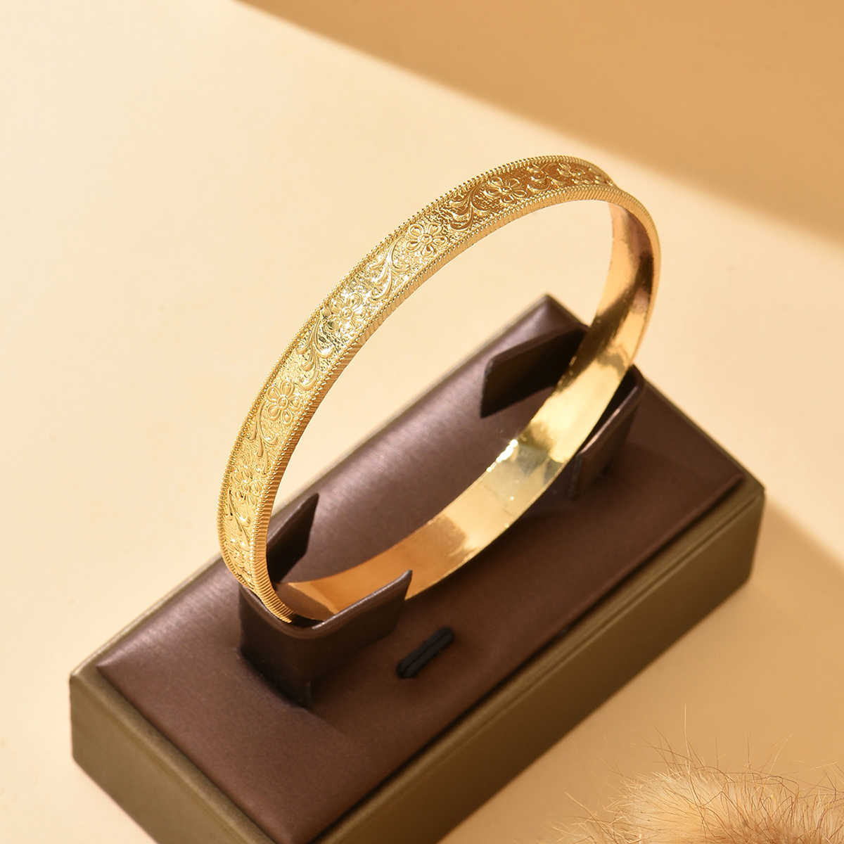 Men Accessories Elegant - إكسسوار يدوي ذهبي للعروس بنقش محفور،